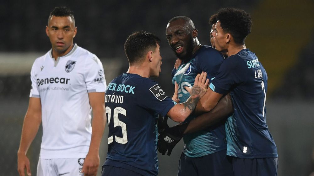 Ett flertal lagkamrater och motståndare försökte hindra Marega från att gå av planen Speltips, Betting, Sport, Nyhet, News, Fotboll, Porto, Marega