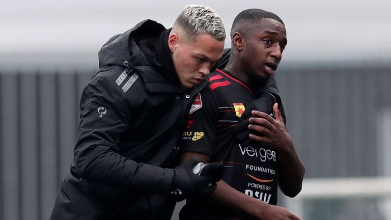Excilsiors Ahmad Mendes Moreira går av planen efter att ha påstått ha utsatts för rasistiska övergrepp från början av söndagens match Speltips, Betting, Sport, Nyhet, Fotboll, News, Nederländerna, Rasism
